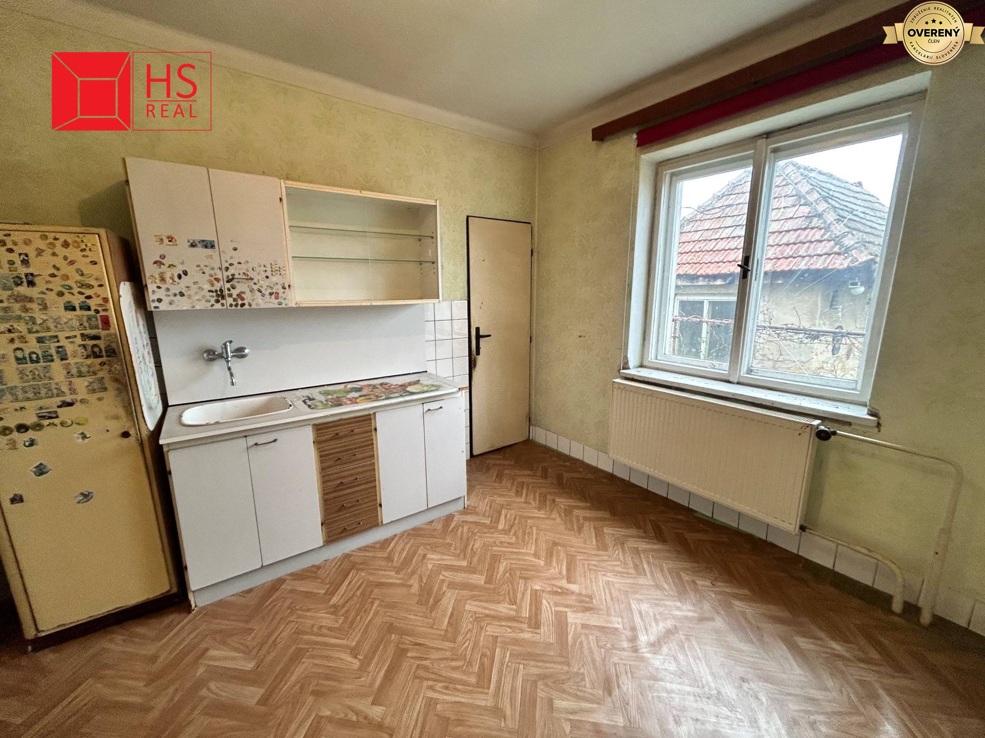 kuchyňa so vstupom do špajze