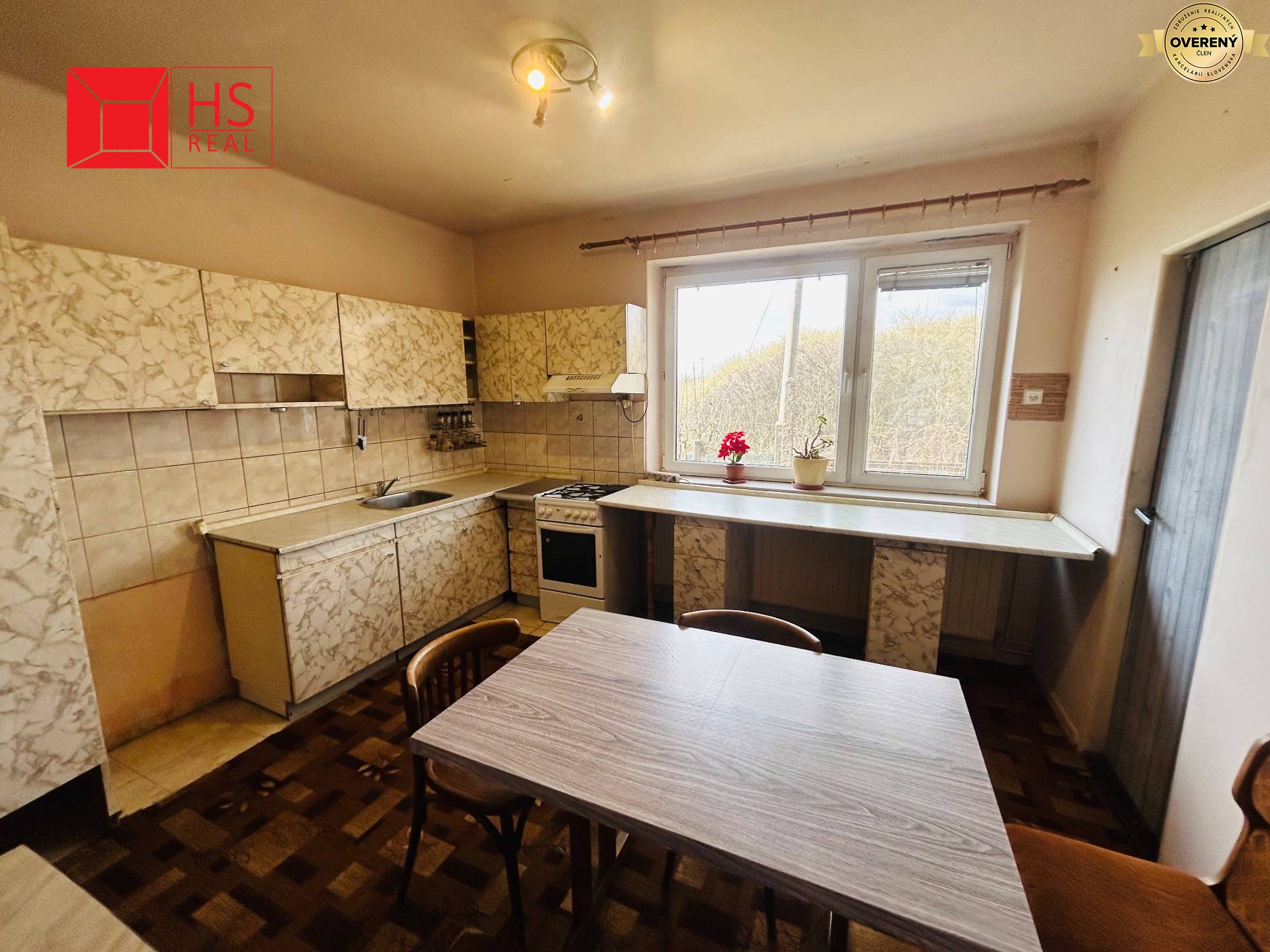 Kuchyňa v rodinnom dome s linkou a podlahou s dreveným dekorom.