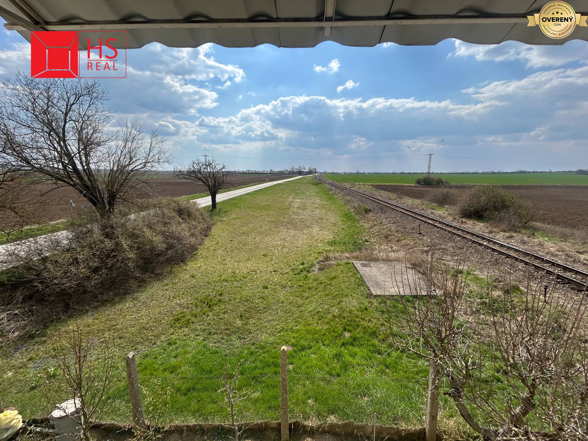 Výhľad z Rodinného domu na pole a železničnú trať v obci Veľká Maňa.