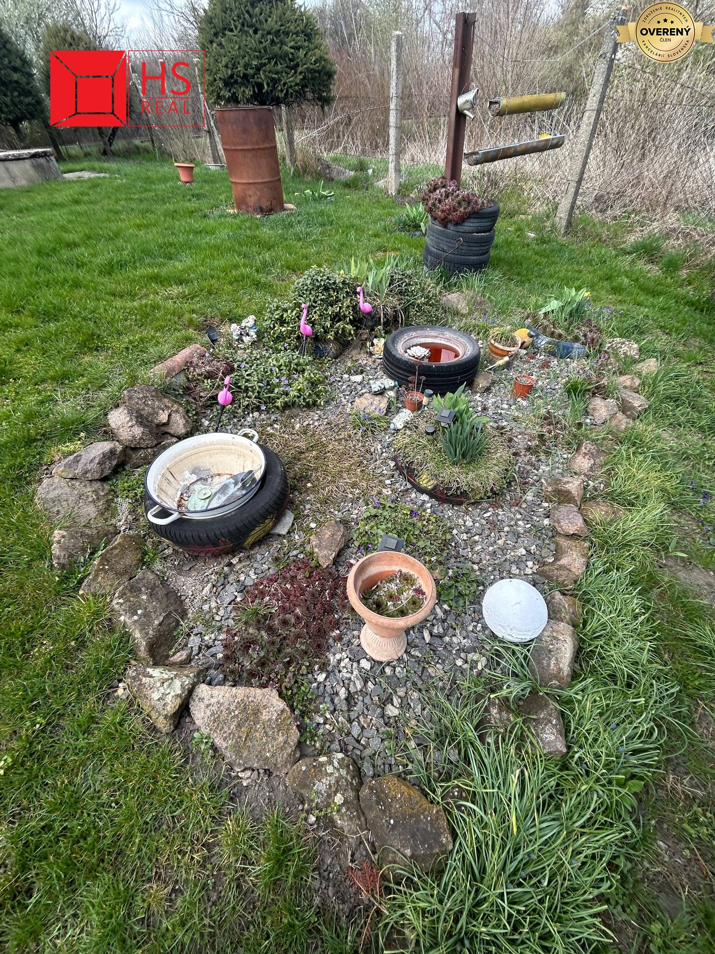 Exteriér rodinného domu na ulici Veľká Maňa ukazuje záhradnú dekoráciu z pneumatík.