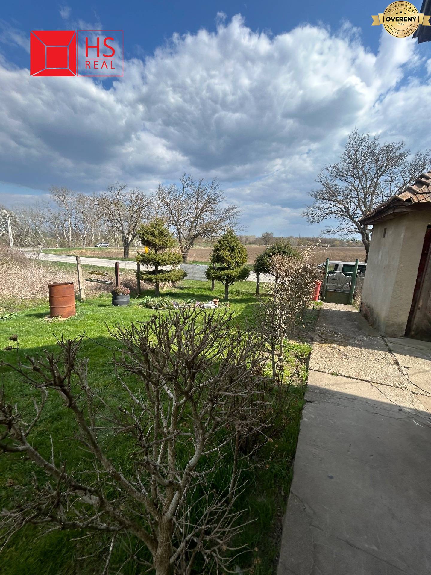 Rodinný dom na Veľkej Mani v Maňi s krásnym výhľadom na záhradu a oblohu.