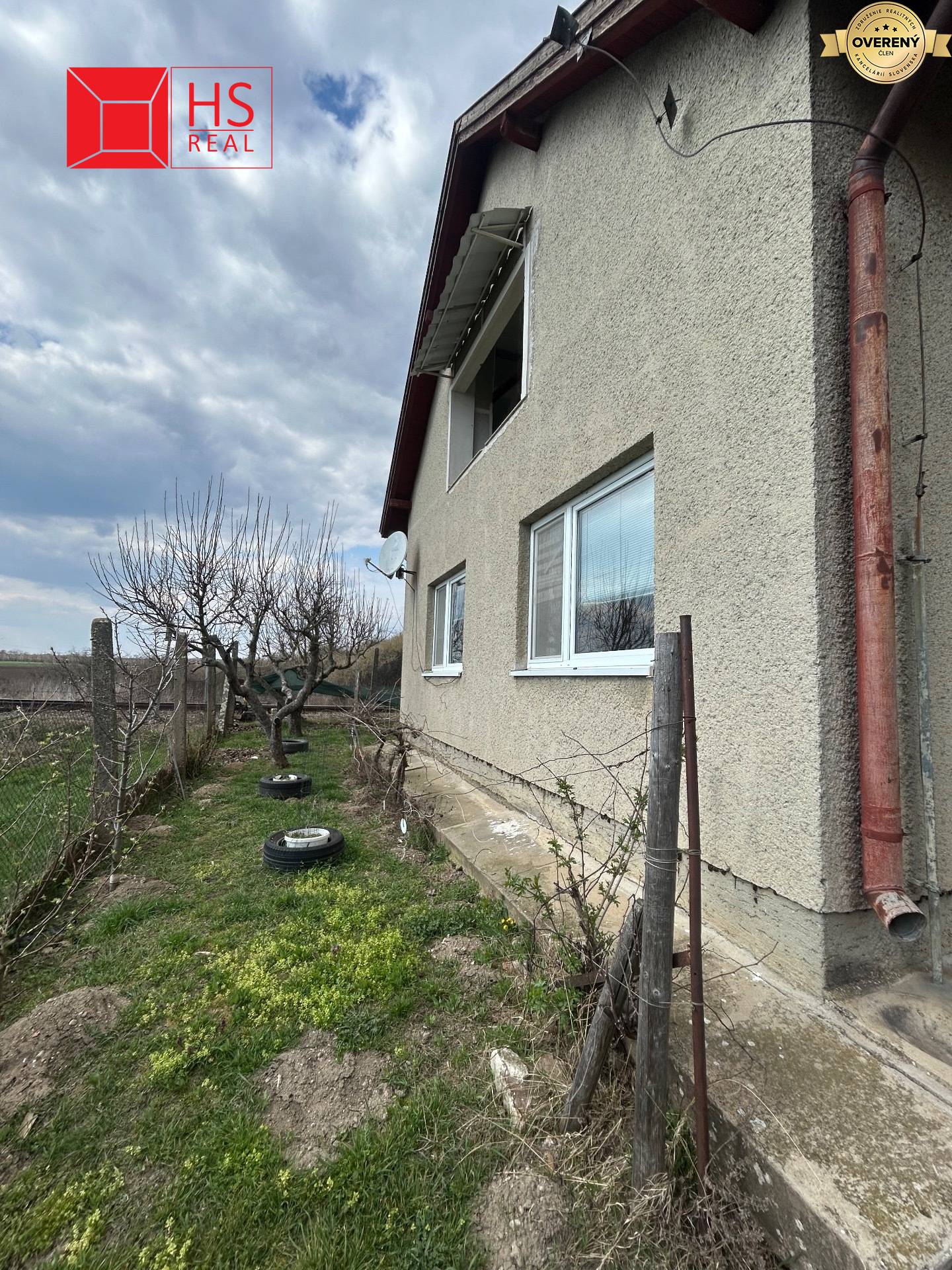 Rodinný dom vo Veľkej Mani s pozemkom a stromami na okraji dediny Maňa.