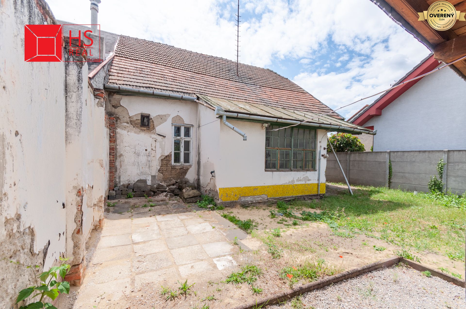 Starší rodinný dom na Dojstojevského ulici v Nových Zámkoch s neudržiavaným exteriérom.